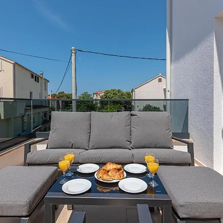 Beautiful In Brodarica With Kitchen